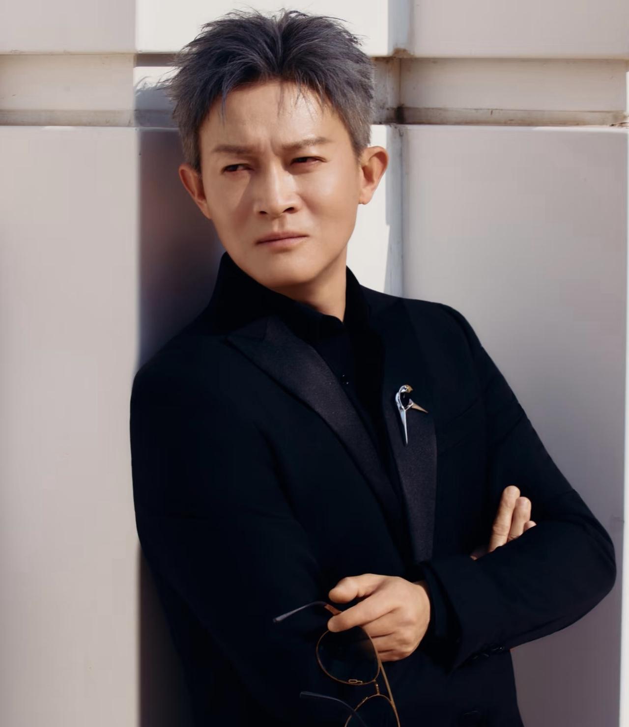 果然多读书真的有用，看杨志刚领奖时的反应就知道了，一句“用英语已经没有办