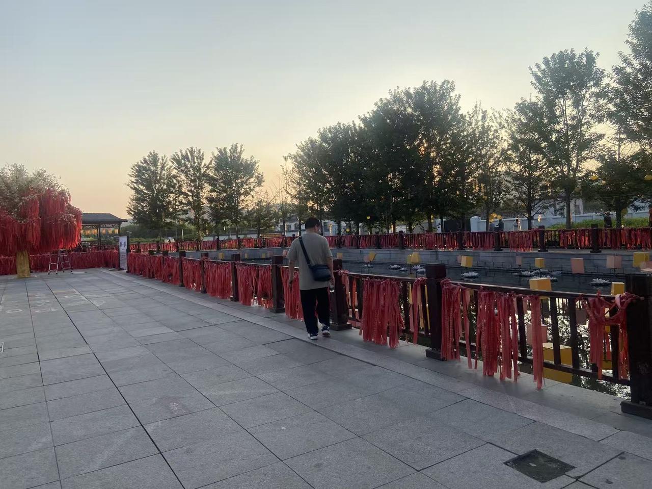 我该怎么办？我有个亲属戚，论辈分他比我小一辈，我应该叫他侄儿，他管我叫叔。他