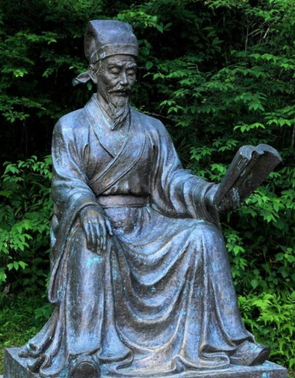 1182年，名妓严蕊被朱熹抓进大狱，狱卒扒掉了她的衣服，强迫她趴在冰冷的地砖上，