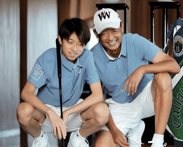 王志文的儿子王冠杰确实已经长成高挑青年，反差特别大。王冠杰2008年出生，今年