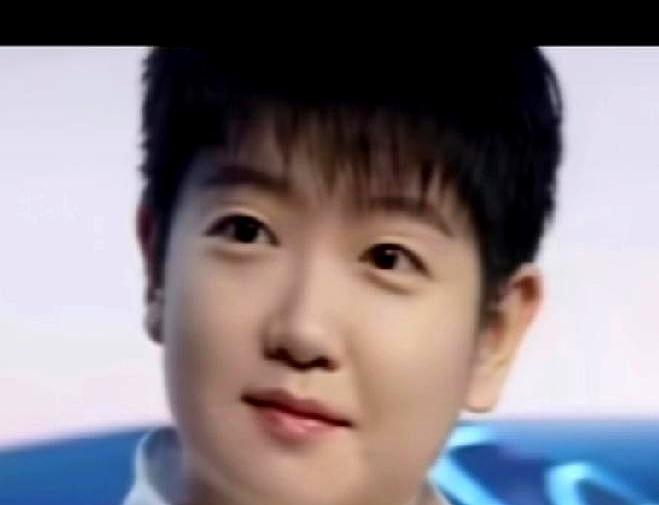 巴黎闭幕那天，孙颖莎站台上吹灭圣火，全亚洲的脸面她一个人扛。别光看她笑，回