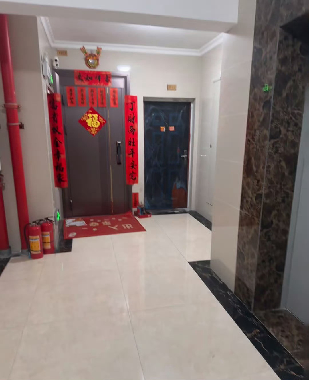 中国好邻居，右边是我的门，中间那一条是实墙，拆不了，可以能改高，改不了他那么大