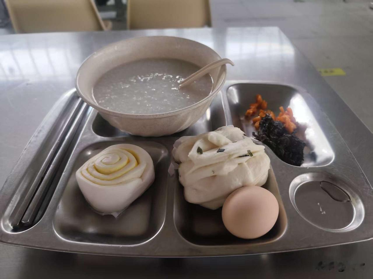 这样的早餐2元，合不合算？公司食堂提供一日三餐，早餐2元，午餐、晚餐上班免费，