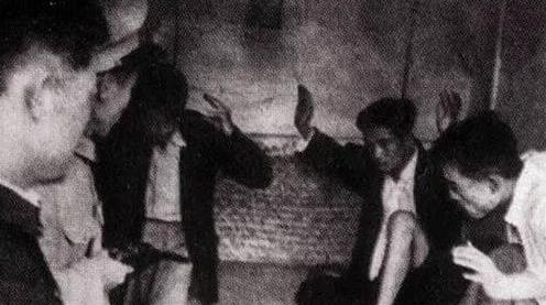 1931年，一地下党在送情报途中，突然被一个特务拦住，特务狞笑着要搜他的身。眼看