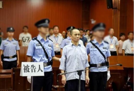 2017年，72岁老头破门进入退休法官家中，对其狂砍13刀。得手后老头大笑，对赶