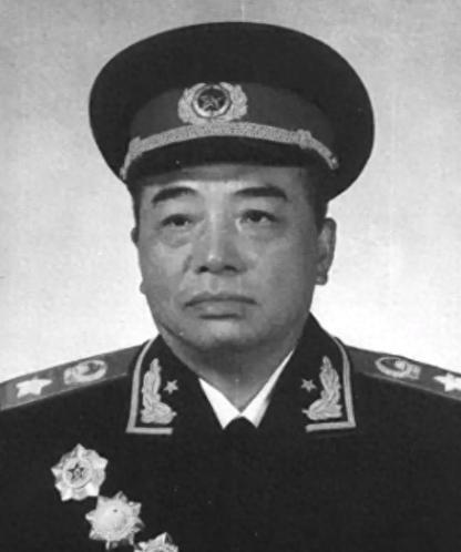 1965年，彭德怀一边抽烟，一边固执地对毛泽东说道：“我还是回乡当我的农民好，你