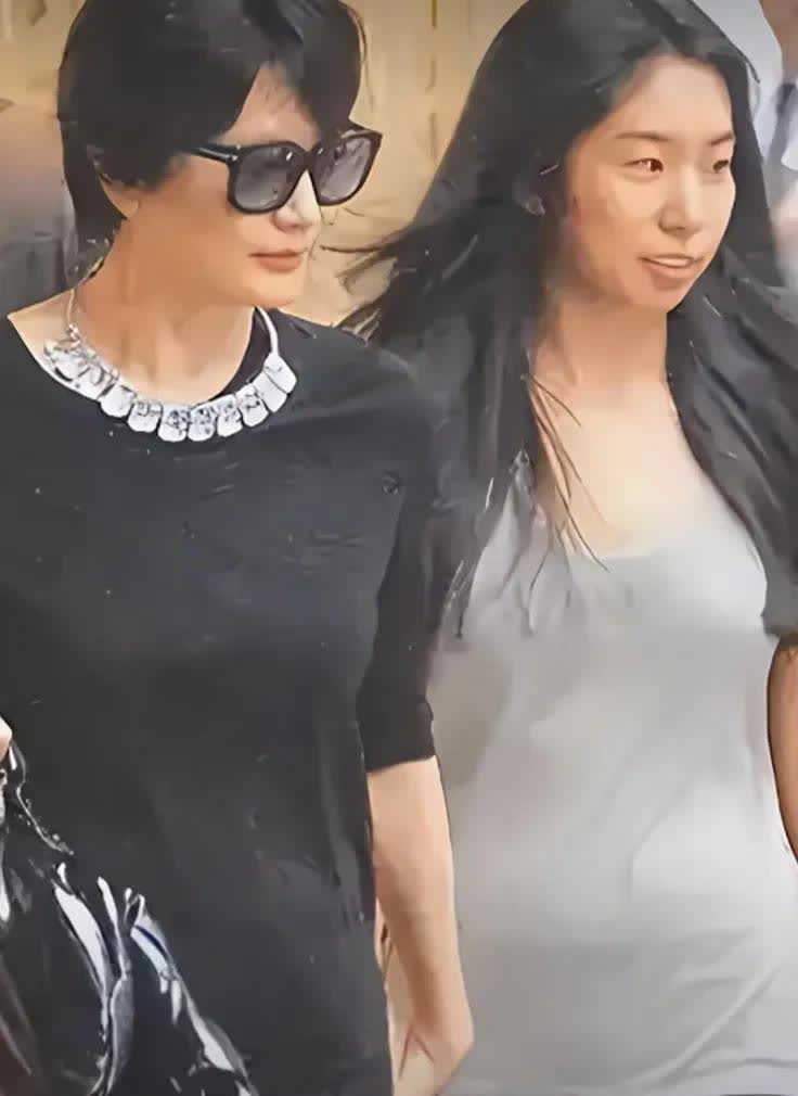 偶遇林青霞和女儿逛街，林青霞女儿颜值很一般。