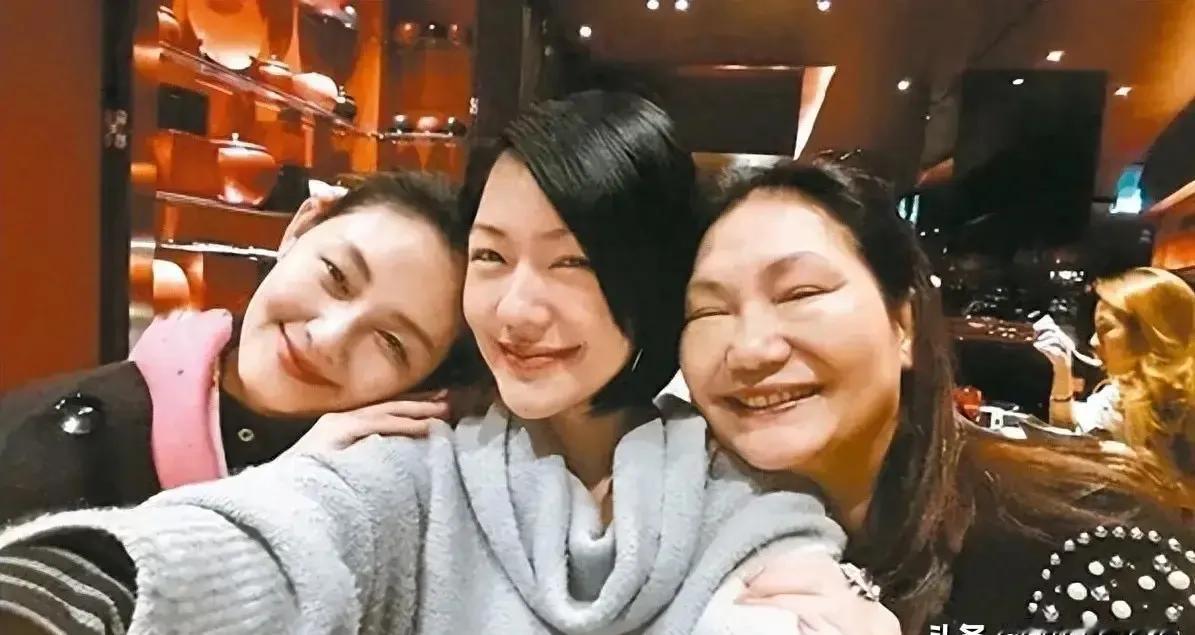 黄春梅与张兰比较之下高下立见，张兰和黄春梅都是母亲，张兰今年已经67岁了，黄春梅