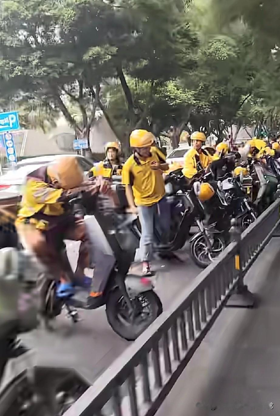 外卖员扎堆蹲路边：没单跑的日子，谁在为生计发愁刚刷到条街拍，直接扎心了——