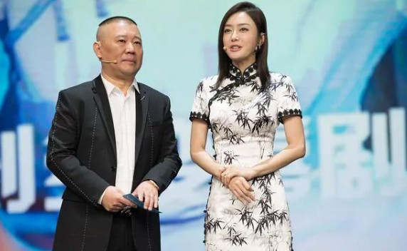 有一次，秦岚在台上非常严肃的说:“郭老师，我给你磕个头，拜你为师，或者作为干爹也