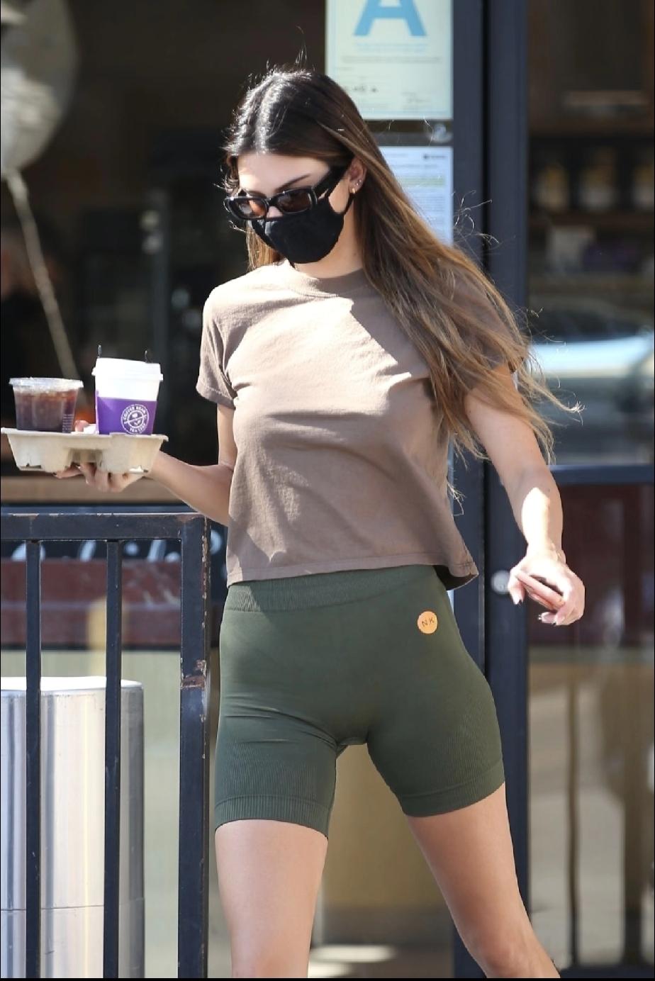 这身材可以打10分了吧？胖瘦正好，黄金比例，就算不露脸也知道是美女！