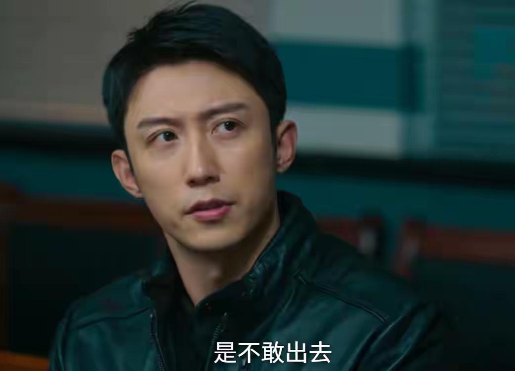 看了几集的《罚罪2》，实话实说，黄景瑜的演技实在太拉胯了，完全是“木头人”一个。