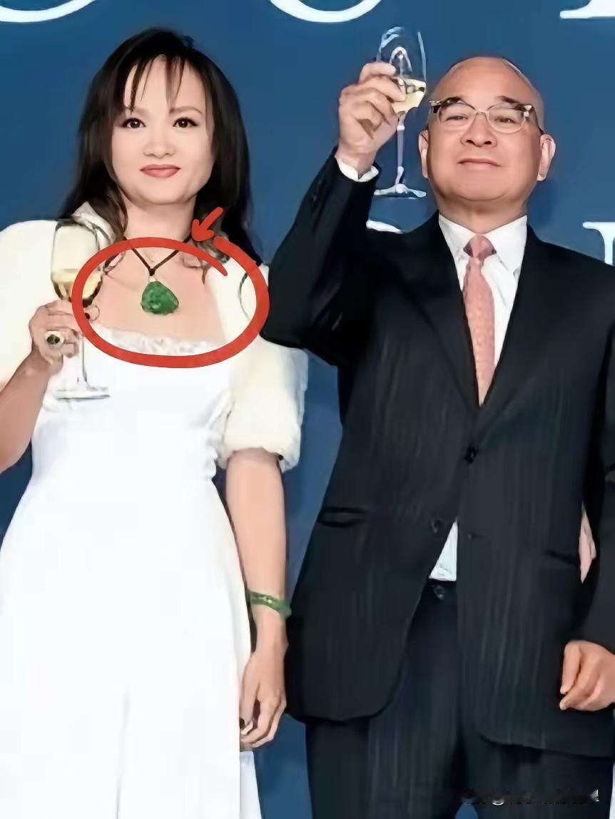 原来这就是周大福的老板娘！千亿金店，重要场合戴的不是黄金，是翡翠啊！一个佛公，价