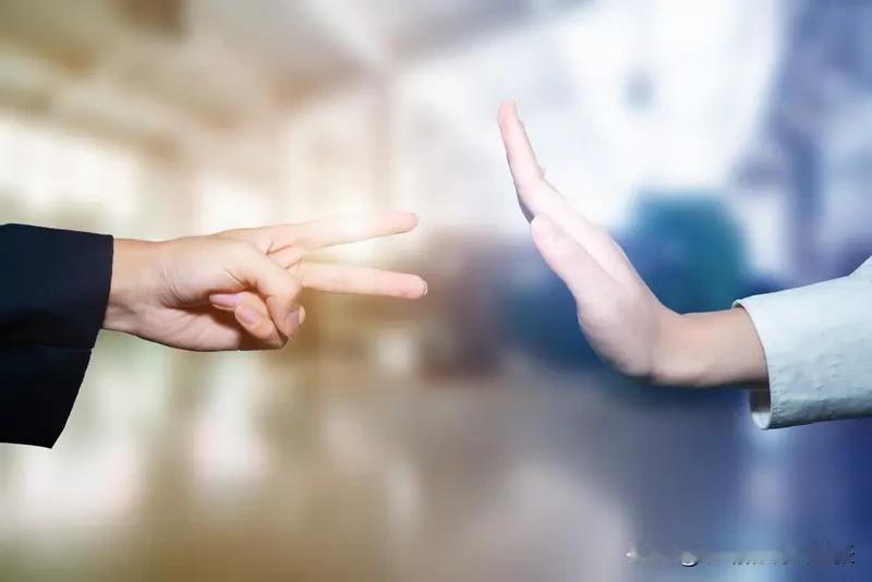 网友有两位同事因工作安排起了争执。其中一位总喜欢抢功，有一回领导询问谁有空和业务