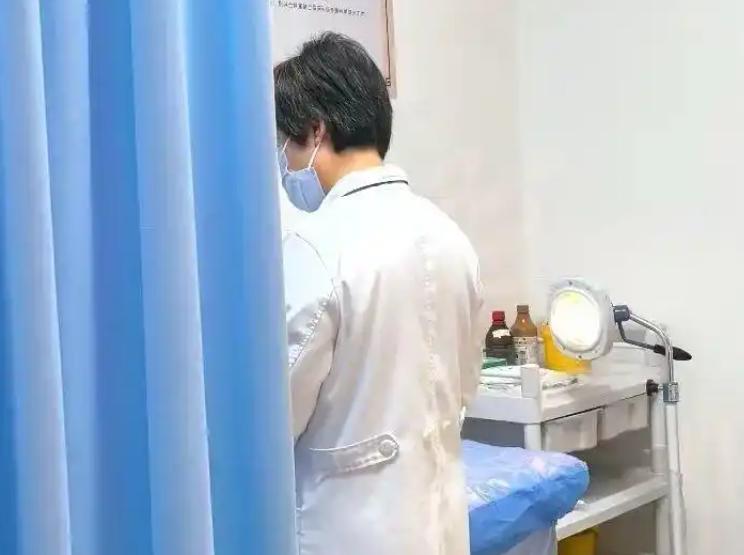 令人始料未及！浙江宁波某医院皮肤科内，一件惊爆之事上演。40岁王女士躺于检查床上