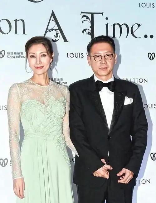 1995年，38岁的李嘉欣把赌王千金何超琼挤掉，嫁给400亿身家的许晋亨，38岁
