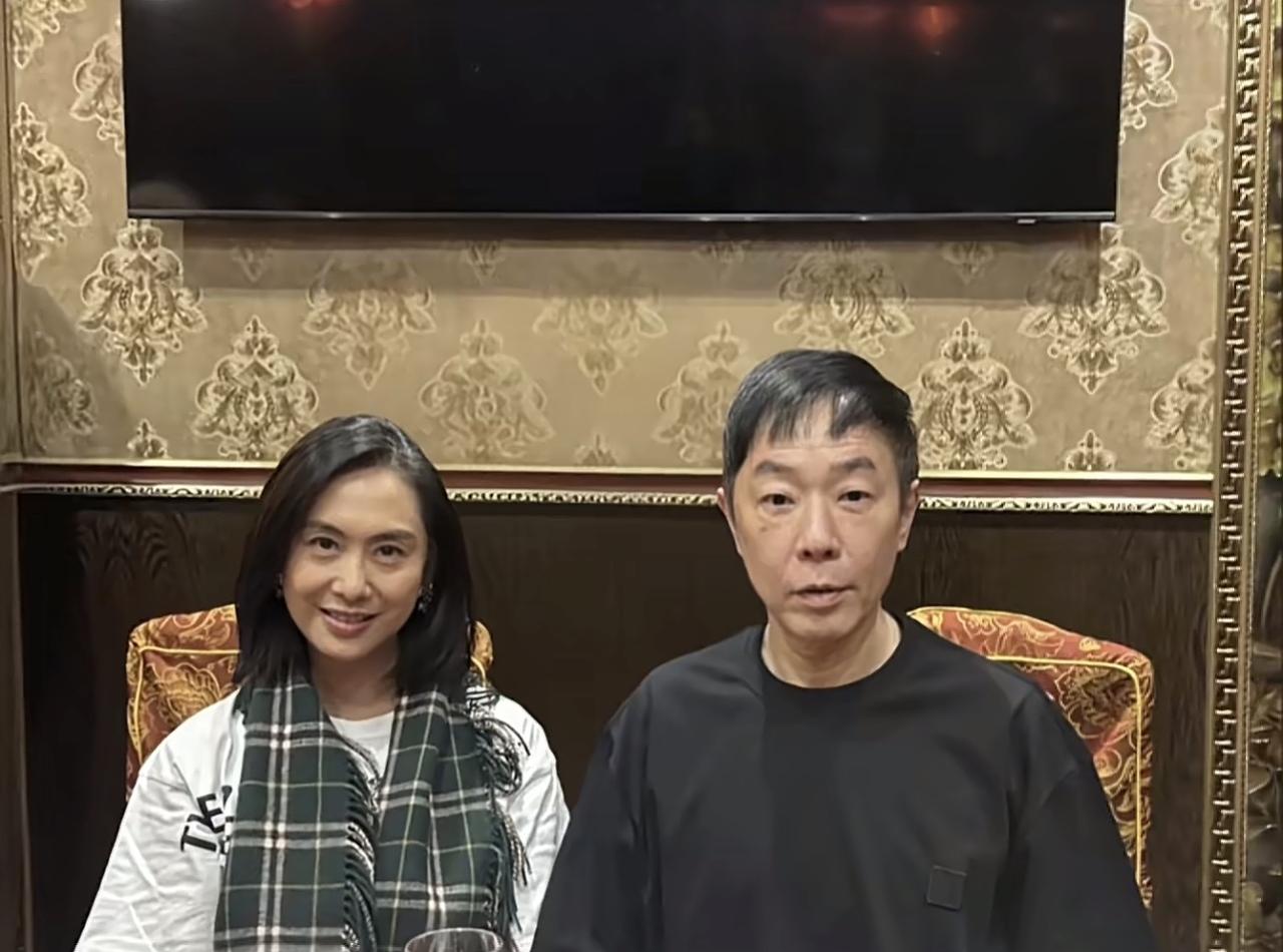 黄贯中：阿茵，这张照片我就直接发了啊，没开美颜，你眼角那点小细纹，我都给你留着呢