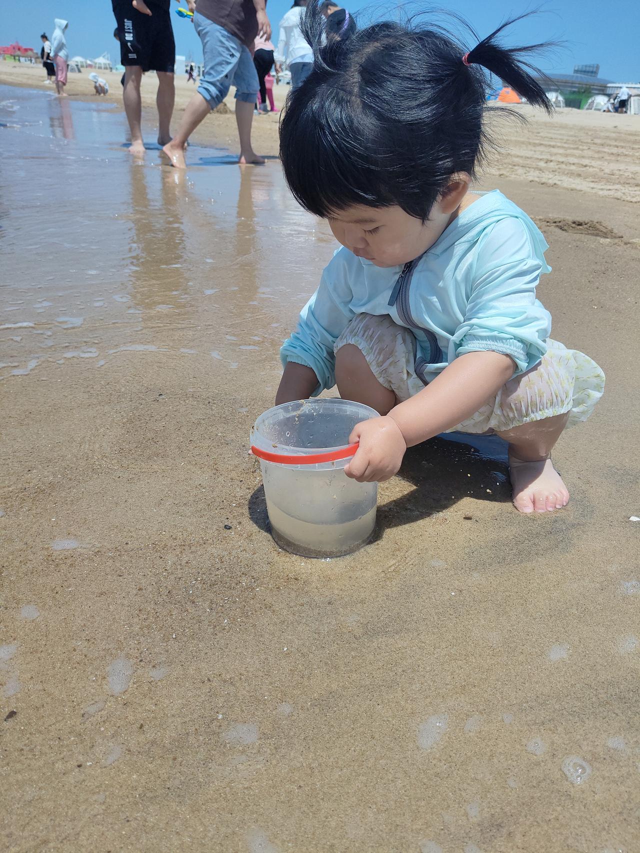发一张你去海边的照片看看去年夏天，带着宝宝去看海，这是我们北方的大海，大家猜猜这