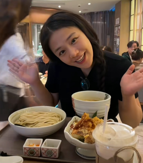 马思纯感叹，这一岁好像人生重启年，新的一岁，只发新芽，快乐为大，感谢大家带给自己