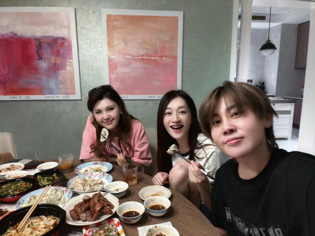 这李小冉、王濛与乌兰图雅到底是什么神仙友谊，她们仨再度约完饺子局后，不仅在社交平