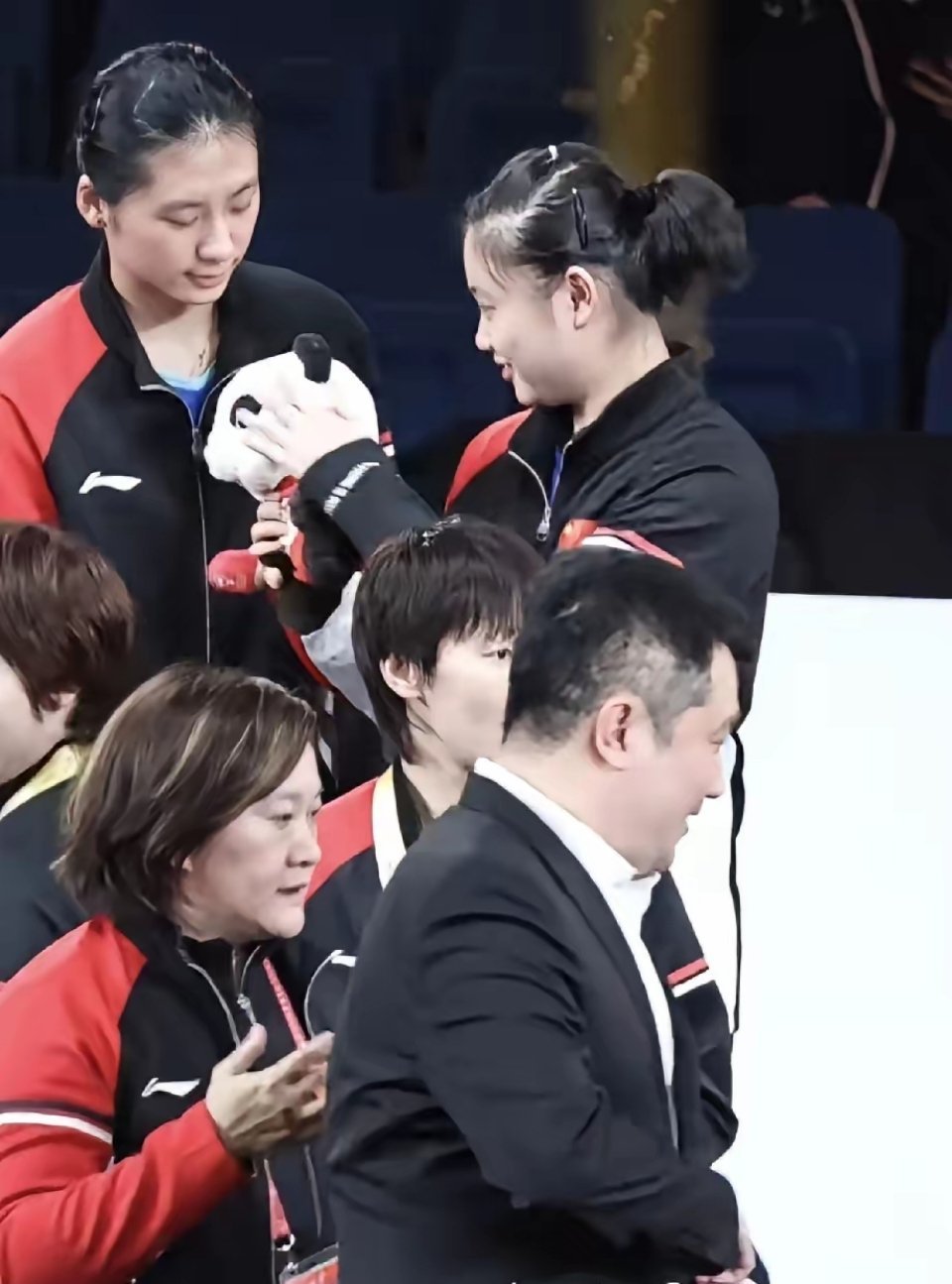 曼昱把熊猫给了徐奕看把徐奕高兴坏了还拿到陈熠面前是不是让陈熠也摸摸熊猫的头可惜只