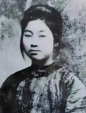1987年，犹豫再三、心情忐忑，南方冶金学院的女教师赖章盛，写了一封信寄给革命元