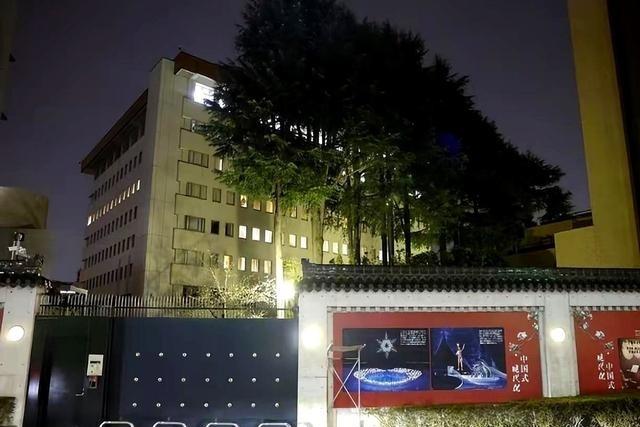 最带劲儿的不是那个日本军官翻墙闯我们大使馆。是翻进去之后，人直接被咱们扣下了。而