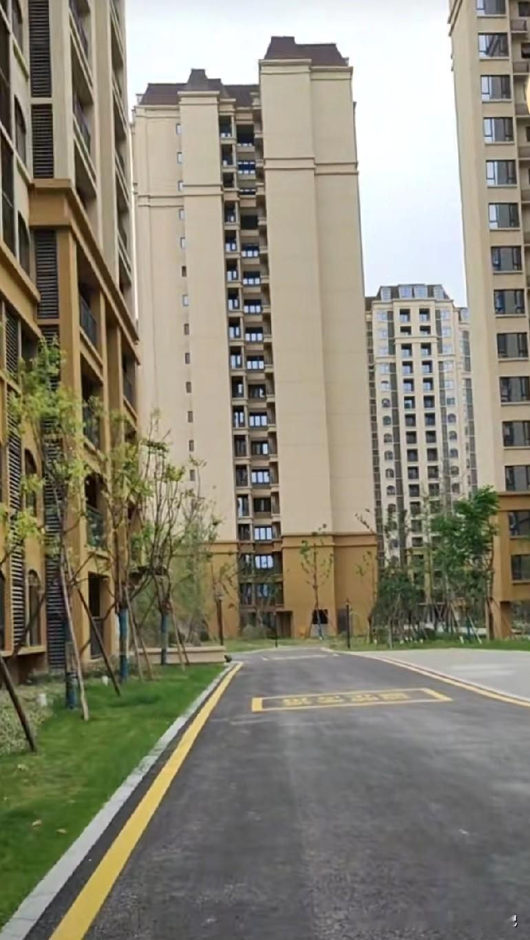 朋友又给我们推荐，说他们这边镇上安置房下来了，问我们买不买……有的房主分两，