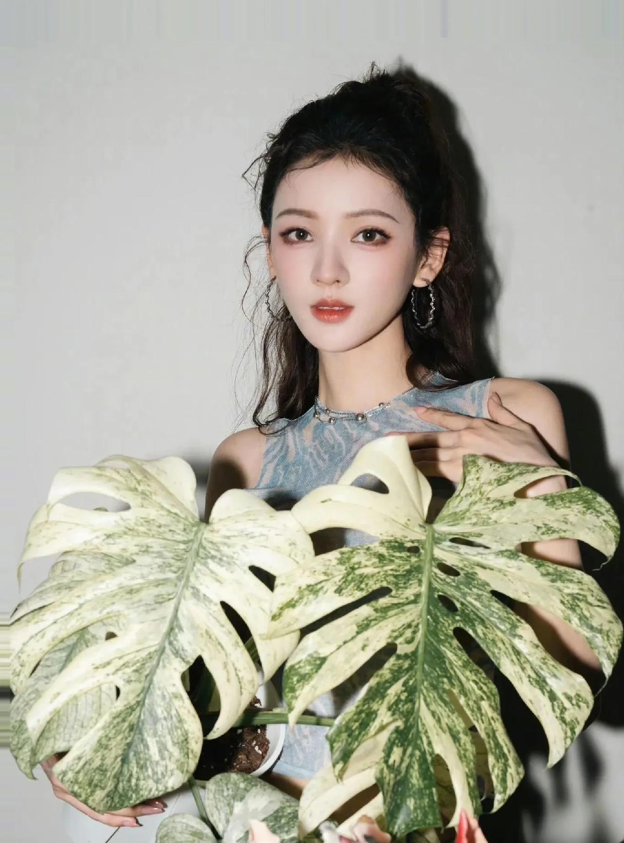 张予曦莫名带着一种热带雨林的气息，扑面而来的是原始野性的美～