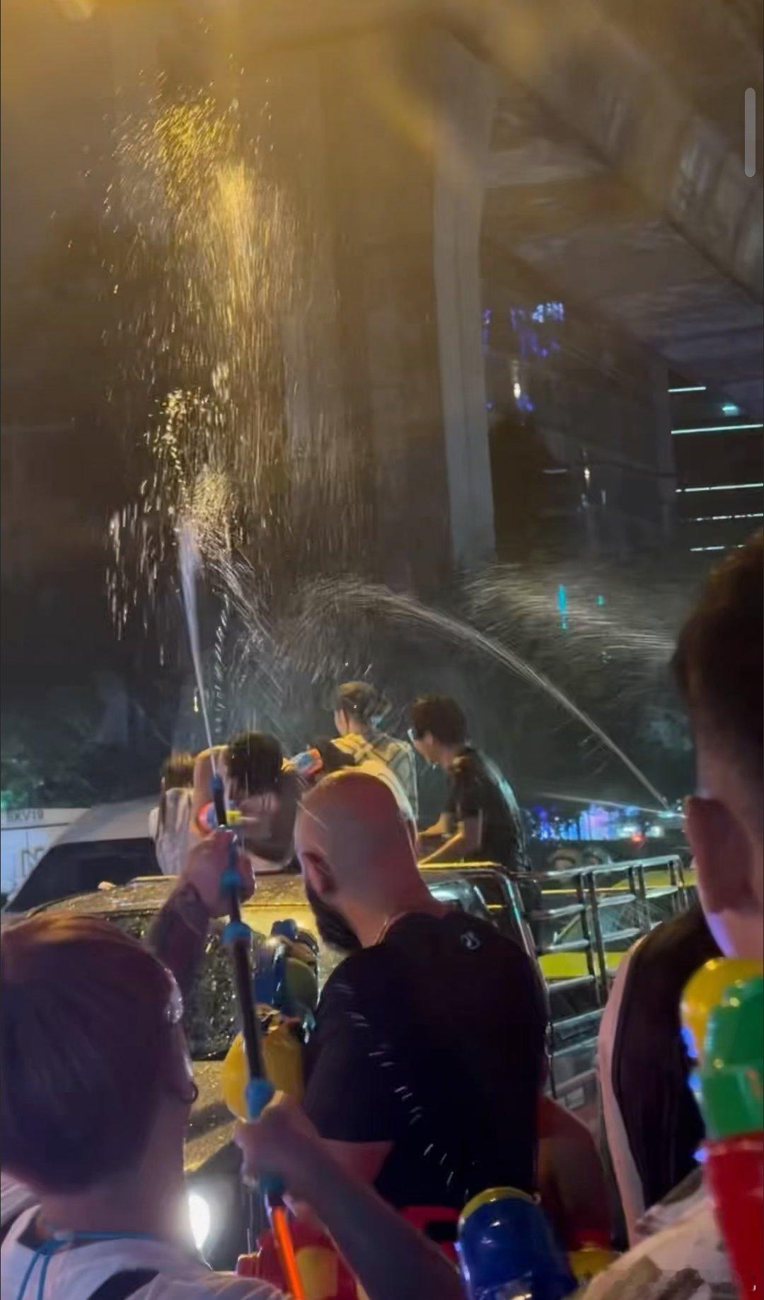 在泰网友称泼水节太可怕了，全是中东面孔，还有印度人打量你，白人拿着加特林扫射你，