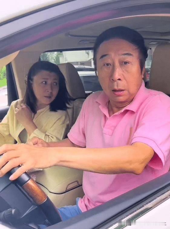经常刷到冯巩和闫学晶两人的视频，一口一个老公老婆……我还真以为是夫妻了，还专门