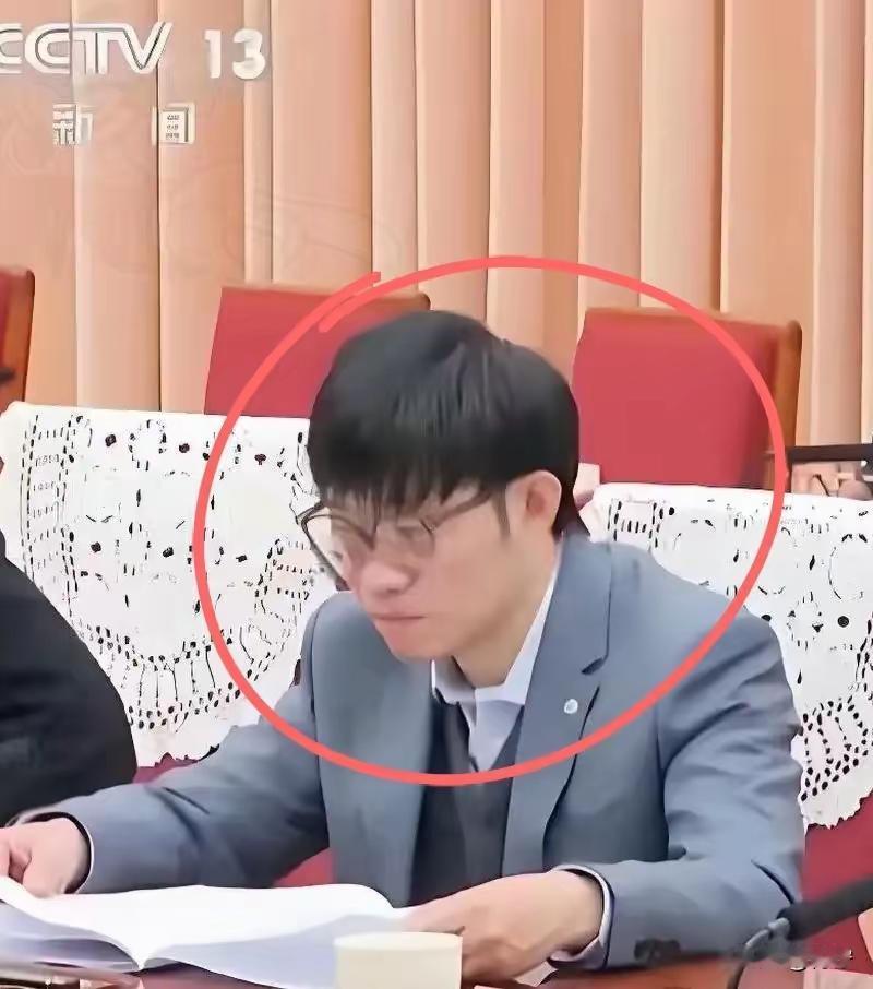 这下硅谷那帮人是真要失眠了。谁能想到，那个搞出DeepSeek的梁文锋，直接把