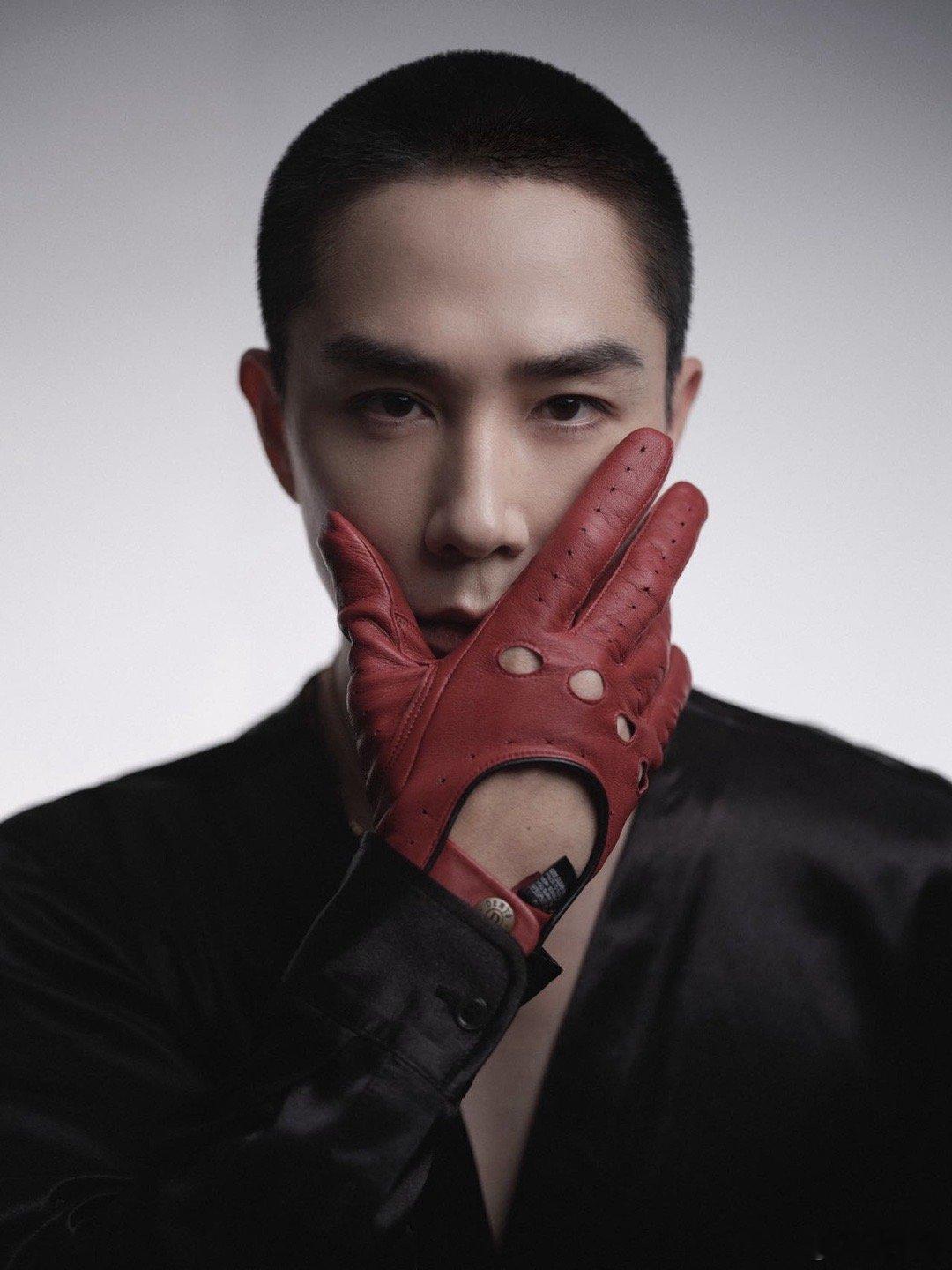 李承铉寸头李承铉寸头造型鲨疯全场！黑衬衫黑金项链配墨镜，烟雾舞台上大佬气场拉满