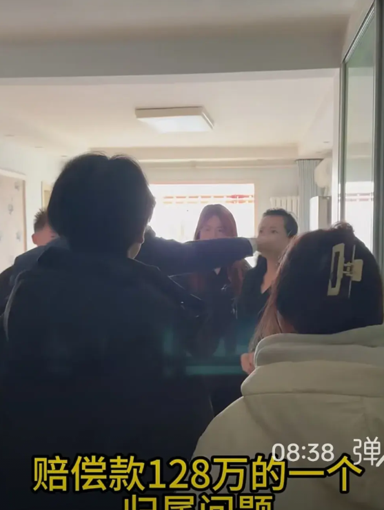 父亲车祸去世三年，后妈恶意隐瞒，只为侵占128万赔偿款。两个孩子有家不能回，只能