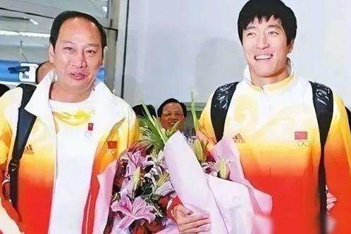 2004年刘翔跨栏夺冠后，开发商送他一套225万的房子，谁知后来的选择，比金牌之