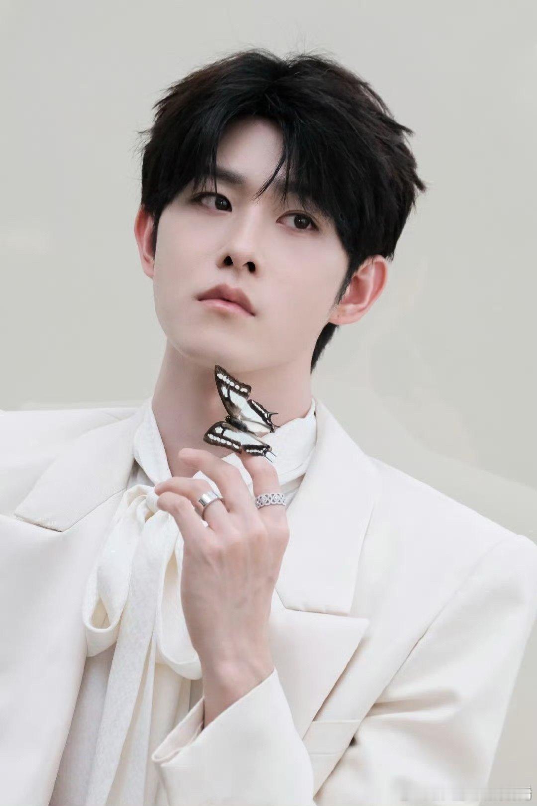 田嘉瑞直播被小狗缠住直播意外惊喜！田嘉瑞被小狗缠住不放，原本的聊天局秒变遛狗现