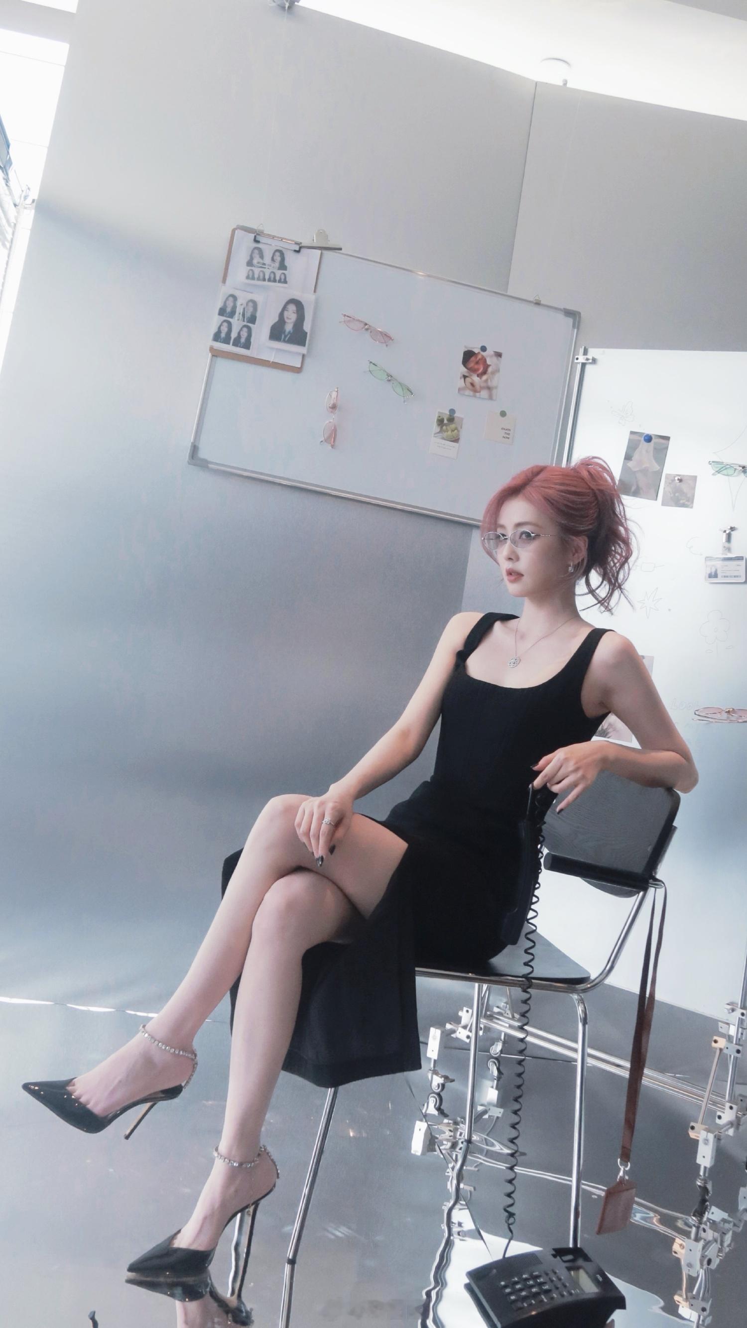 白鹿吊带小黑裙高跟美腿，好柔美的眼镜姐姐。白鹿