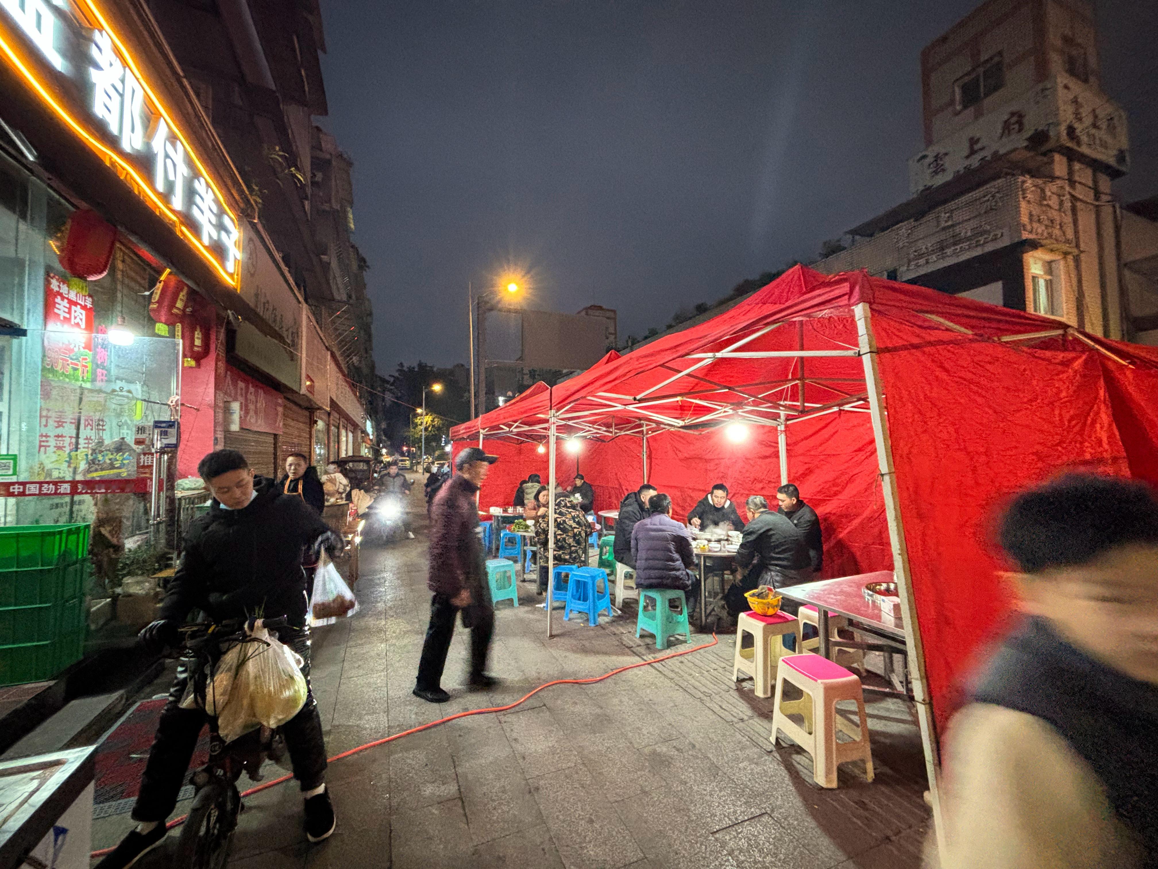 自贡大多数的羊肉汤馆子，都把桌子摆到了街口，也就只有冬至这天，生意才会如此的好现