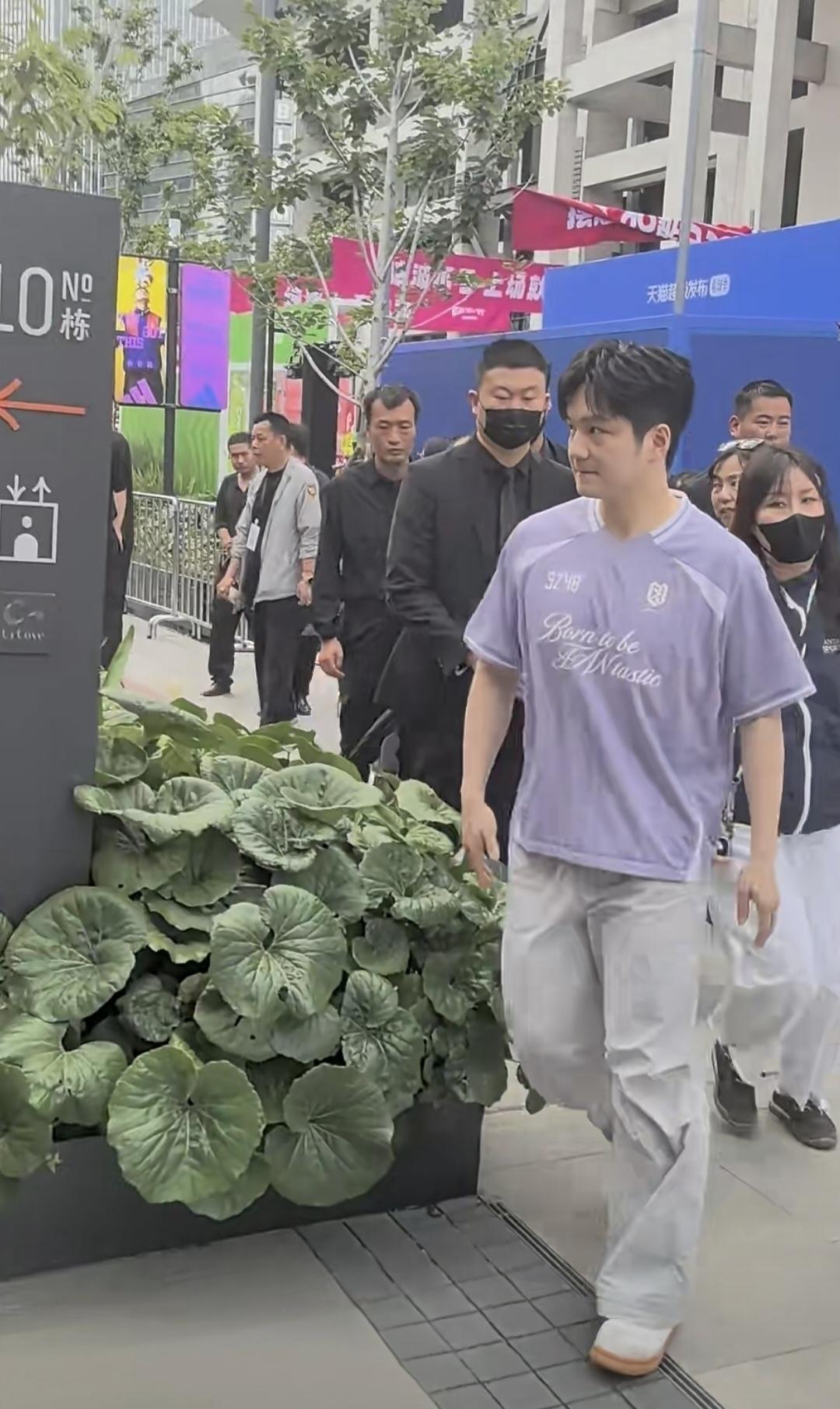 终于等到了，樊振东紫色短袖，浅灰色裤子，清爽又阳光，板正又帅气！虽然只