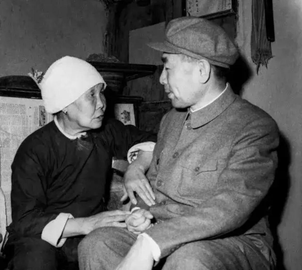 1958年4月24日，周恩来总理在河南陕县大营村视察期间，走进农民朱素妙家中促膝