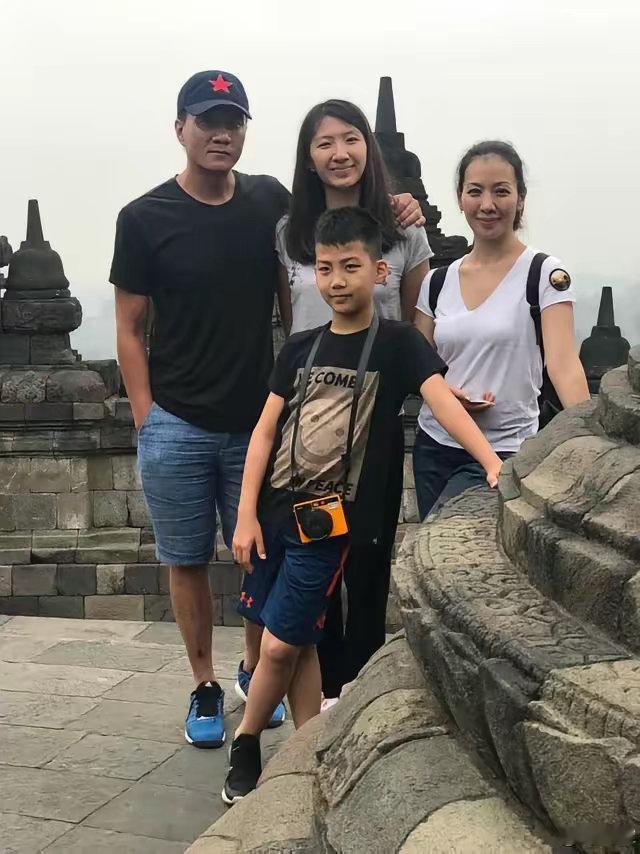 胡军一家真幸福，两个孩子都像妈女儿在英国读书，夫妻俩带着儿子去探亲​​​