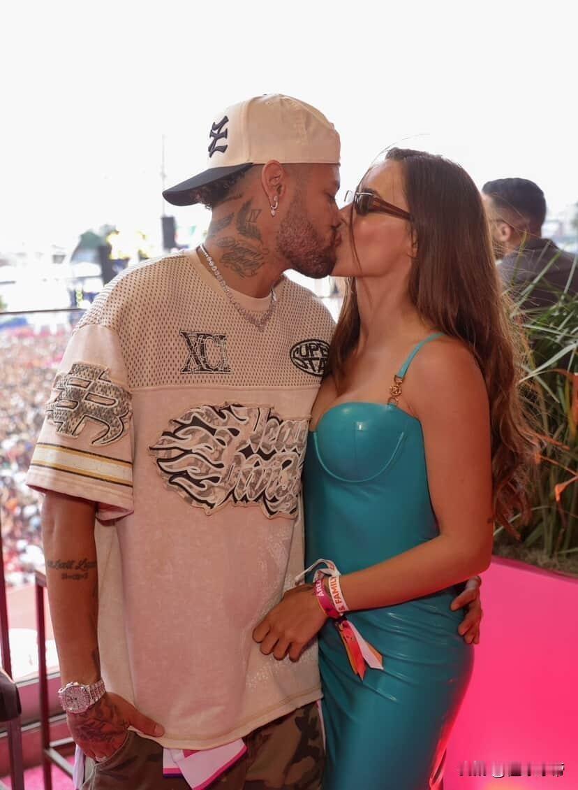 梅西和C罗还在争球王，内马尔却带着女友享受生活!巴甲联赛结束后，内马尔进入了