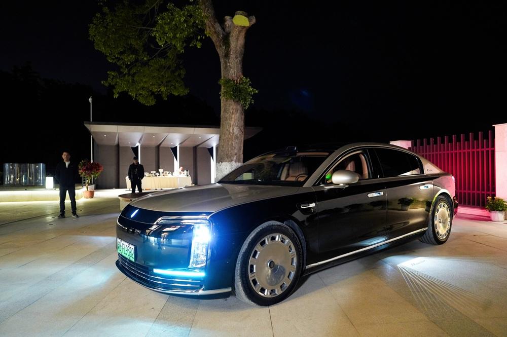 在福建泉州，一场寻常的家族年宴上，出现了两辆同款尊界S800——这不是巧合，而是