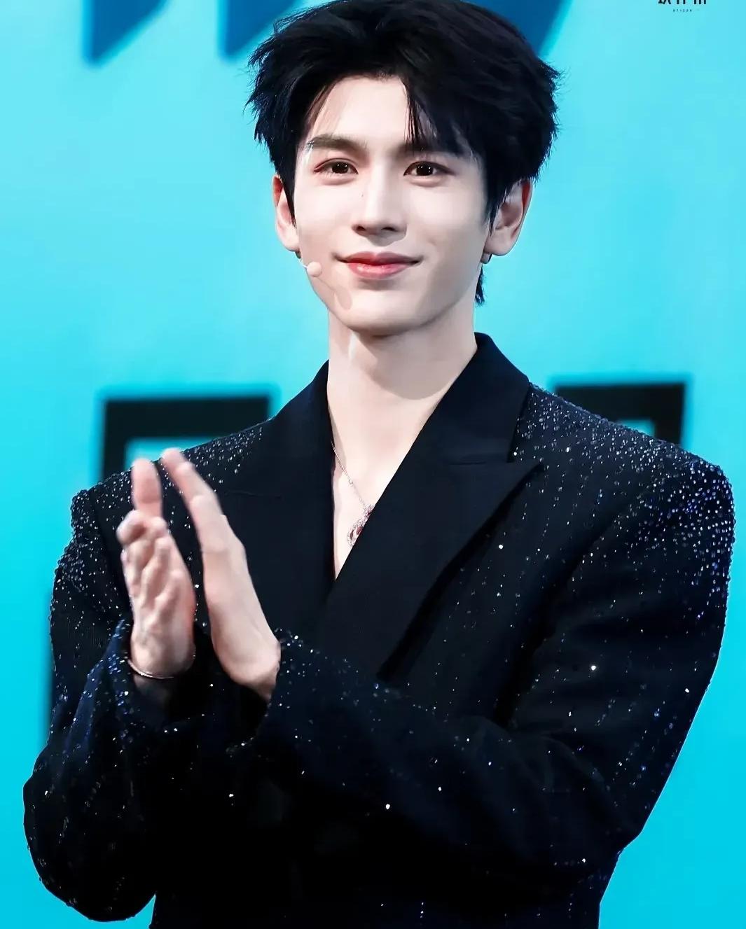 你绝对想不到，百万年轻人挤破头想进演艺圈，真不全是为了天价片酬！看看张凌赫就知道