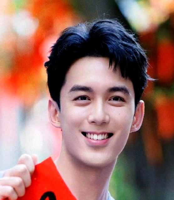 别人还在卷杂志封面呢，吴磊这波操作直接赢麻了！最近他居然成了娱乐圈第一个登上《