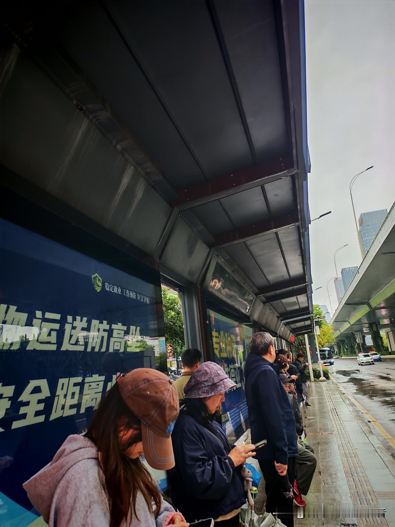 大清早的公交站，车子爱人要用，只能去赶公交，等得都快急死了，那车就是不来。瞅着街