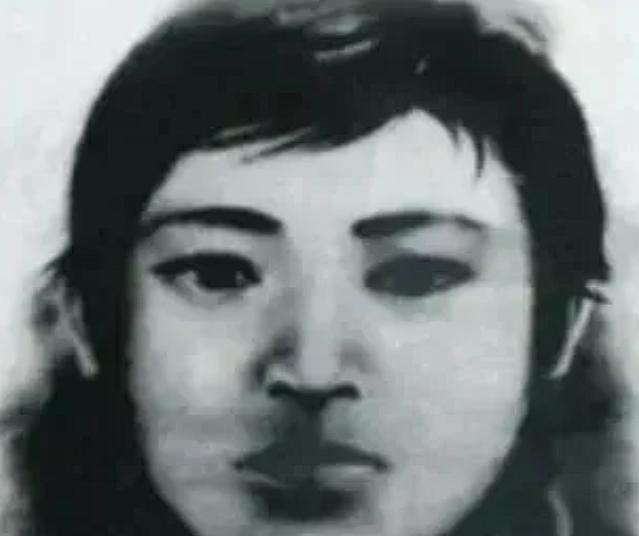 1947年，一位女战士被敌人架在灶台上用火烤身子。随后，残暴的敌人又将她扔到烧红