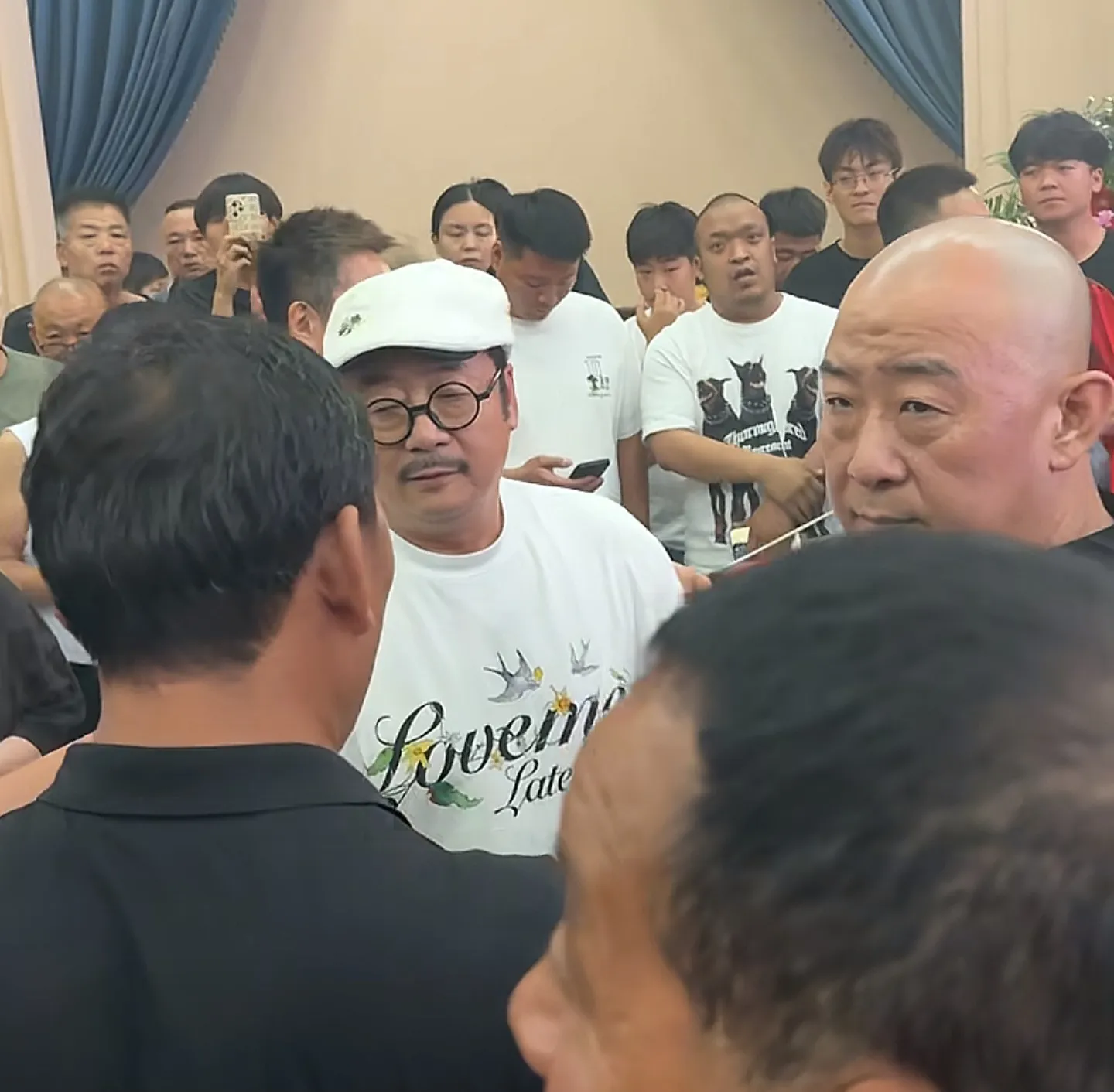 杨少华的葬礼，“燕子李三”的扮演者张立也来了！没想到这两家还有交集，张立已经