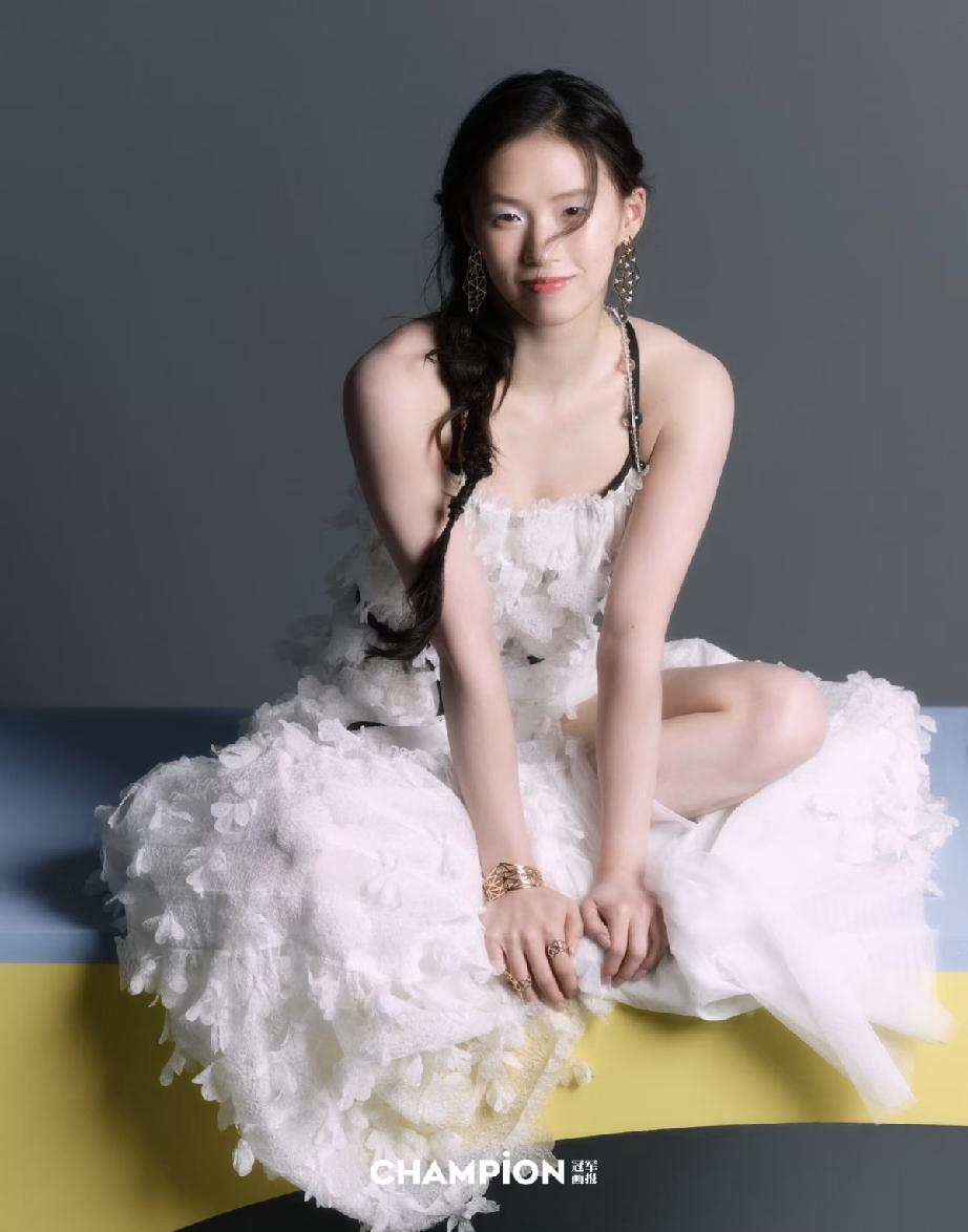 7月8日，陈芋汐全新杂志封面曝光，竟然性感得像25岁的小姐姐，身材凸凹有致，和明