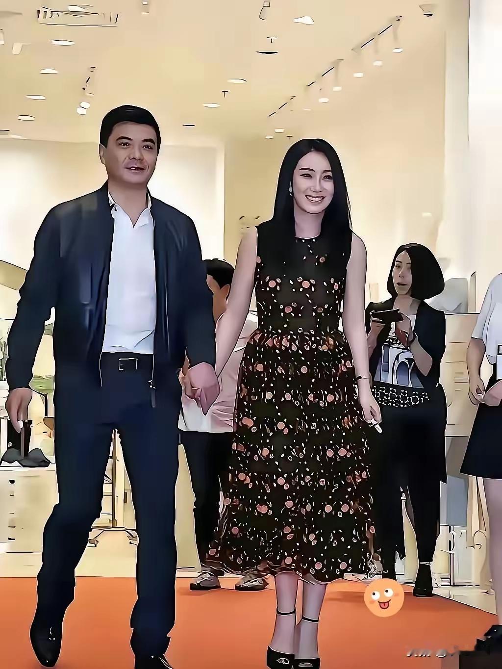 男挺拔潇洒，女婀娜多姿，郎才女貌，非常般配的一对男女。叫人看了没有不喜欢的。过去